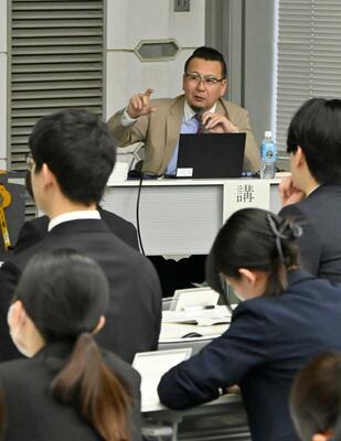 講話する鈴木事務局長