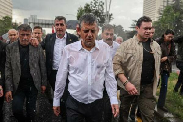 24日、トルコ・アンカラで、議会に向かって歩く共和人民党(CHP)のオゼル党首(中央)(Ugur Yildirim/DIA Photo提供、AP=共同)