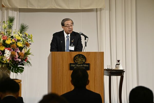 新年例会で年頭所感を述べる松下筆頭代表理事＝10日午後、宇都宮市