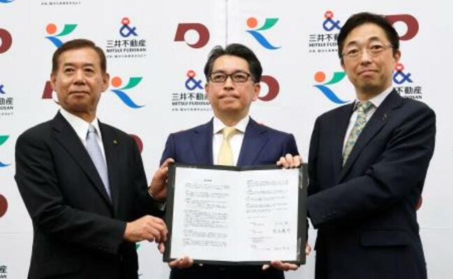 　くまもとサイエンスパーク構想の基本協定を締結し、撮影に応じる熊本県の木村敬知事（右）ら＝２７日午前、熊本市