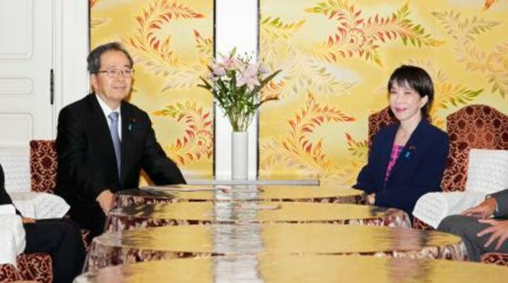 　会談に臨む自民党の高市総裁（右）と公明党の斉藤代表＝１０日午後、国会