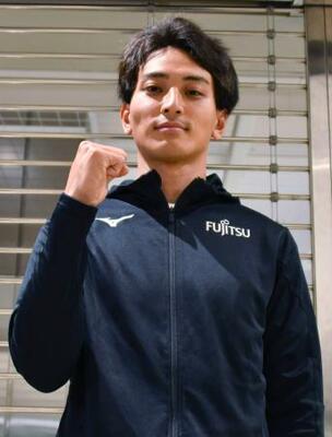 　取材に応じポーズをとる、陸上男子走り幅跳びの橋岡優輝＝１日、成田空港