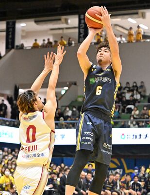 第４クオーター８分、ブレックスの比江島（右）がシュートを決める＝ブレックスアリーナ宇都宮