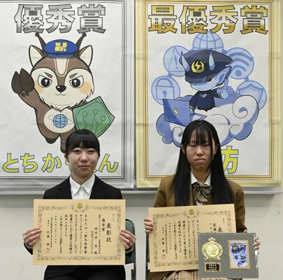 コンテストで最優秀賞を受賞した秋澤さん（右）と優秀賞の間井田さん＝26日午後、県警本部