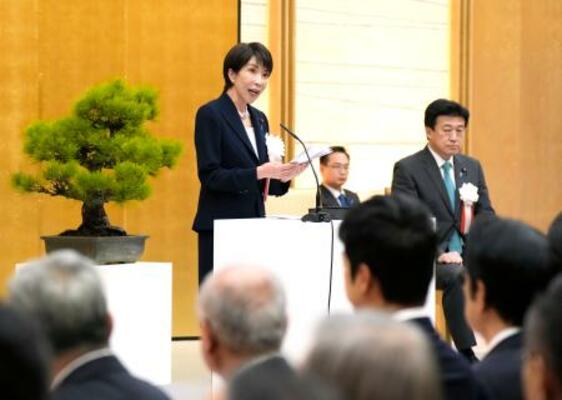 内閣制度創設140周年を記念する式典であいさつする高市首相=22日午前、首相官邸