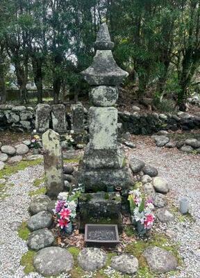 　宇喜多秀家の墓＝東京都八丈町