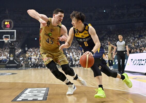 徹底したマークをかいくぐり、ゴールへアタックするブレックスの比江島＝25日のＣＳ決勝第２戦から、横浜アリーナ