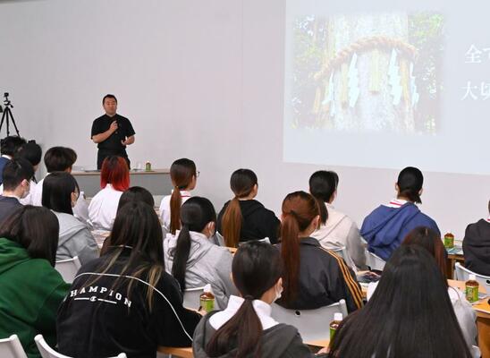 シェフとしての心得などを伝える川田さん(奥)