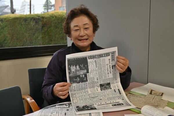 父の記事が掲載された60年以上前の本紙コピーを手にする黒崎さん