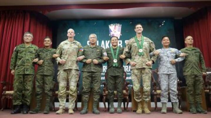 6日、フィリピン・フォートマグサイサイ基地での開幕式に出席した、陸自第2普通科連隊の島田昌樹連隊長(左端)や米国やフィリピンの司令官ら(共同)