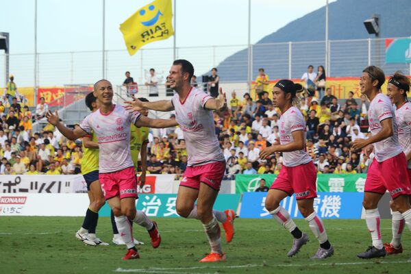 前半43分、勝ち越しゴールを決め喜ぶヨニッチ＝ミクニワールドスタジアム北九州（栃木シティ提供）