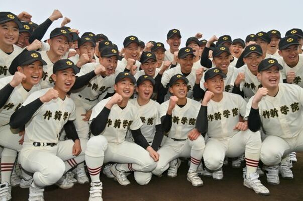 甲子園での健闘を誓い、気勢を上げる作新ナイン＝27日午後４時10分、宇都宮市一の沢１丁目