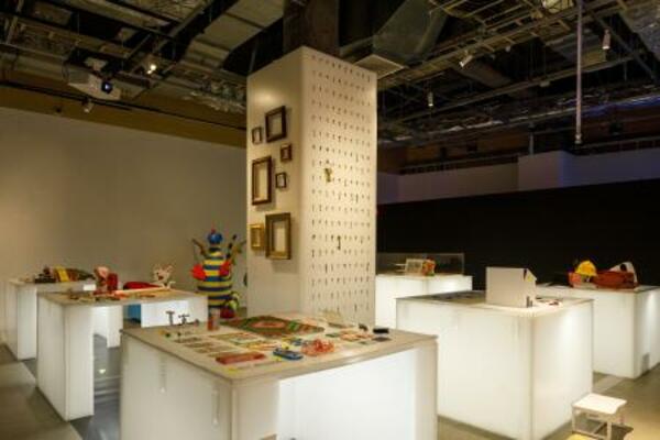 　ＰＬＡＹ！ＭＵＳＥＵＭ「大どろぼうの家」の会場。立川市の商業施設や飲食店から提供されたおもちゃなどの“盗品”を展示（撮影：高橋マナミ）（提供写真）