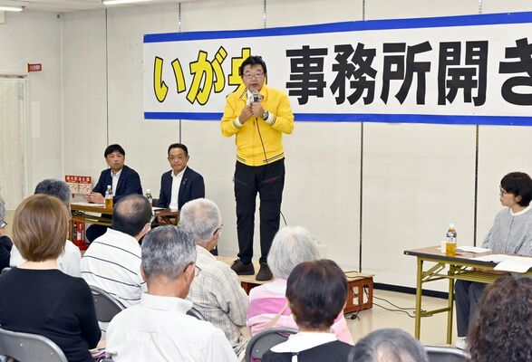 事務所開きで決意表明する伊賀氏＝４日夜、那須塩原市西原町