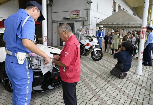 交通事故防止を呼びかける警察官