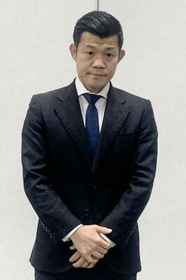 記者会見する亀田興毅氏=25日、東京都文京区