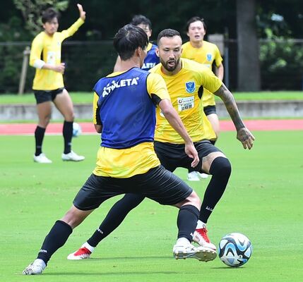 練習に汗を流すＦＷレアンドロ・ペレイラ（右）＝さくらスタジアム