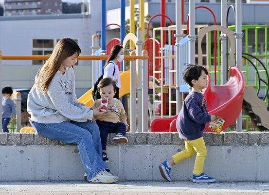 暖かな日差しに包まれる公園でくつろぐ親子連れ＝20日午後３時、宇都宮市錦３丁目
