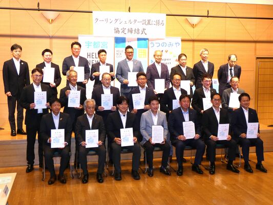 佐藤市長（前列中央）と新たにシェルター運営に参加した市内各社の代表者
