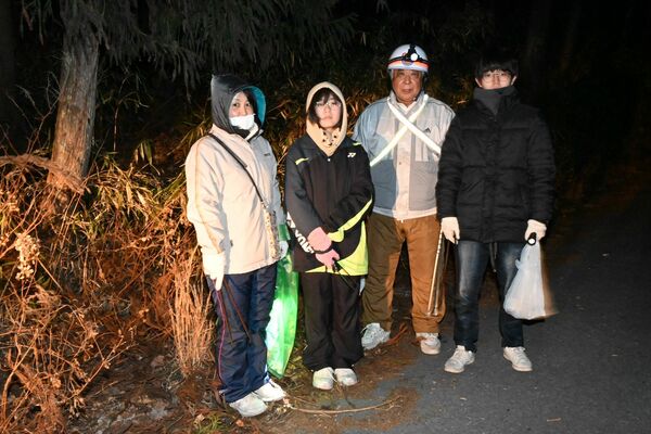 早朝のごみ拾いに取り組む（左から）紀子さん、彩乃さん、守さん、悠真さん