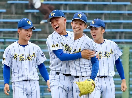 ４強入りを果たし、笑顔を見せる佐藤（右から２人目）ら青藍泰斗ナイン＝清原