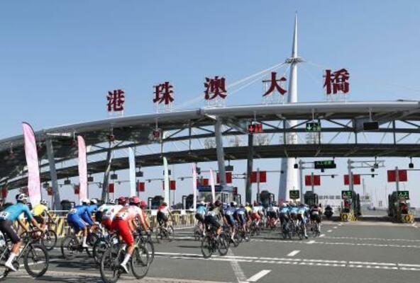 中国の第15回「全国運動会」の自転車レースで「香港・珠海・マカオ大橋」を走る選手=8日(新華社=共同)