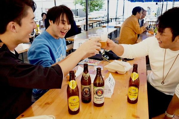 ドイツビールを楽しむ来場者たち