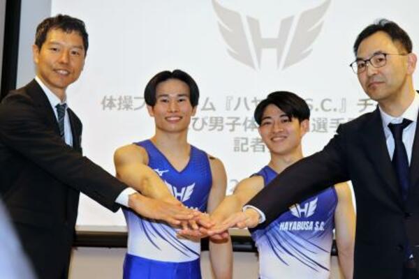 プロチーム「ハヤブサSC」の記者会見でポーズをとる(左から)日本体操協会の水鳥寿思氏、萱和磨、谷川翔ら=9日、東京都内