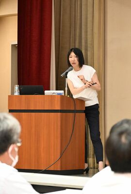 新任校長に講話する高瀬さん=30日午前、県総合教育センター