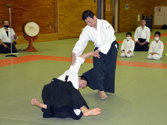 合気道の演武を披露する会員ら
