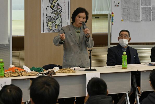 児童たちを前に戦後の苦しかった生活を語る永嶋さん