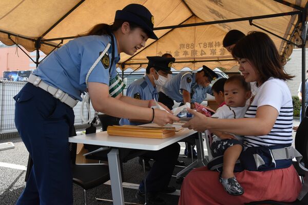 グッズを受け取るクイズ全問正解の来場者