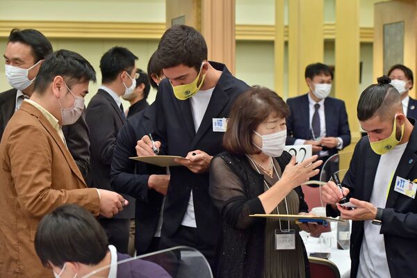 スポンサーらにサインで応じる栃木ＳＣの選手たち