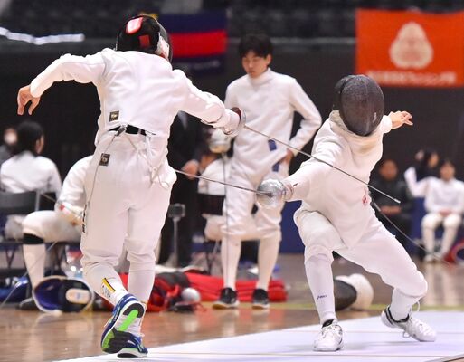 男子エペ団体３位決定戦　宇中央の出村（右）がポイントを奪う＝日環アリーナ栃木