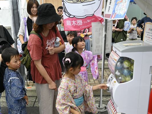 ガチャガチャの前に行列をつくる来場者