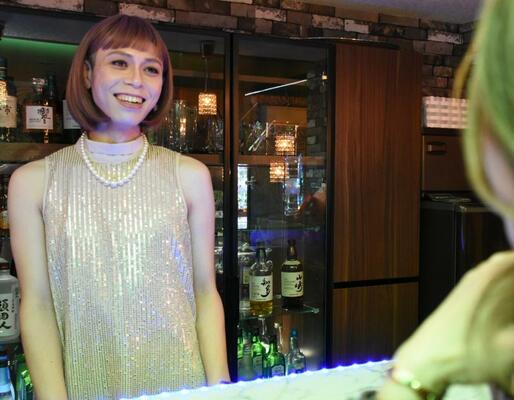 ＬＧＢＴＱの当事者らが集えるバーをオープンした門司さん。「悩みを相談してほしい」と話す＝１月下旬、宇都宮市西１丁目