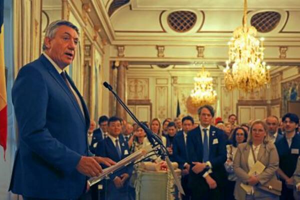 日本との国交樹立160年を迎えることを祝う式典で、あいさつするベルギーのヤンボン副首相=27日、ブリュッセル(共同)