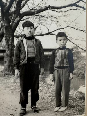 小学３年の売野さん（右）。隣は幼稚園から高校まで一緒の親友、襟川さん