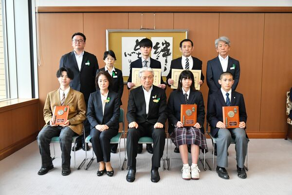 福田知事（前列中央）から表彰を受けた全国大会優勝者たち＝県庁