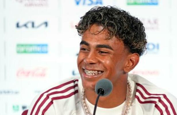 準決勝のフランス戦を前に記者会見するスペインのヤマル=13日、(共同)
