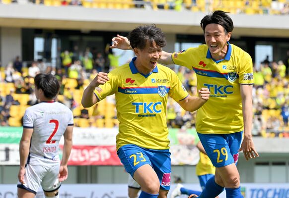 前半２分、先制ゴールを決めガッツポーズで喜ぶ栃木ＳＣのＤＦ福島（中央）＝カンセキスタジアムとちぎ