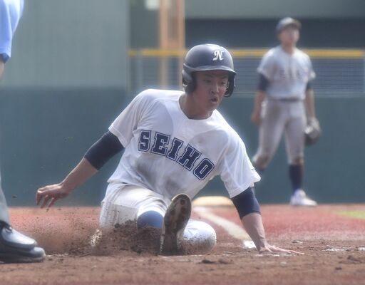 ７回、那須清峰の室井の２点適時打で二走・大森が生還し勝ち越す＝清原球場、加藤竜矢撮影