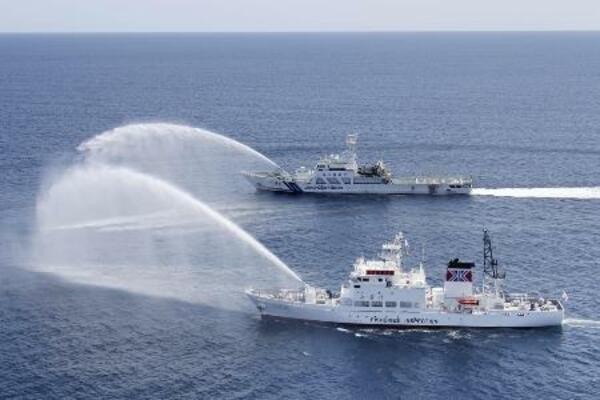 　違法操業する外国漁船を想定して放水訓練をする海上保安庁（奥）と水産庁の船＝２０２３年、第９管区海上保安本部提供