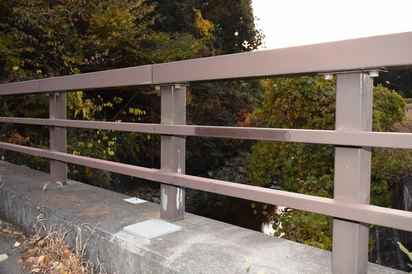 名板が盗まれた「こぶし橋」＝８日午後５時、矢板市片岡
