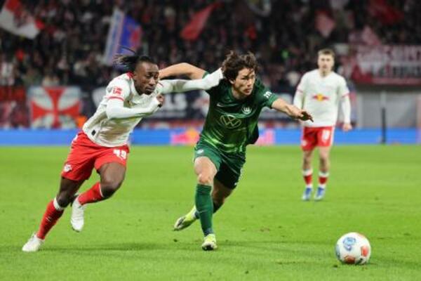 プレーするウォルフスブルクの塩貝健人(右)=15日、ライプチヒ(ゲッティ=共同)