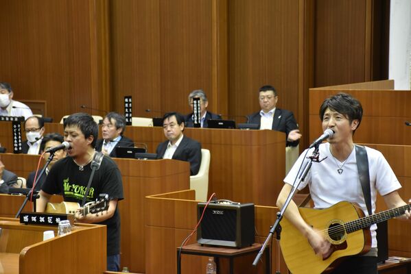 議場で熱唱する本澤さん（右）と高野さん