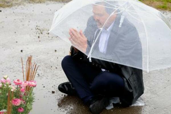 　ベトナム国籍のレェ・ティ・ニャット・リンさんの遺体が発見された現場を訪れ、手を合わせる父レェ・アイン・ハオさん＝２６日午前、千葉県我孫子市