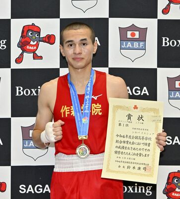 インターハイボクシング男子ミドル級で連覇を果たしたシルバ・イエシュア（作新学院）=13 日午後、佐賀市