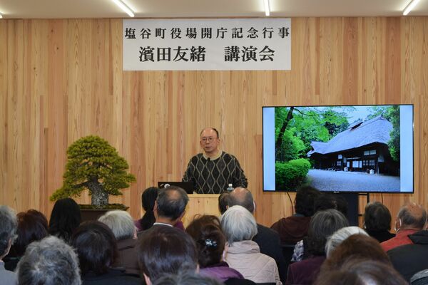講演する濱田友緒さん