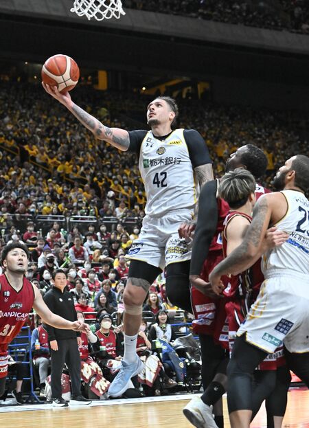 第３クオーター３分、ブレックスのフォトゥがインサイドから得点を重ねる＝さいたまスーパーアリーナ